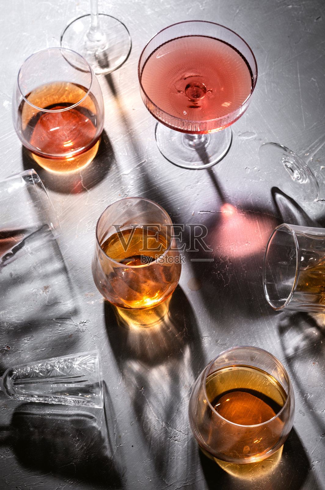 抽象地看几杯饮料照片摄影图片