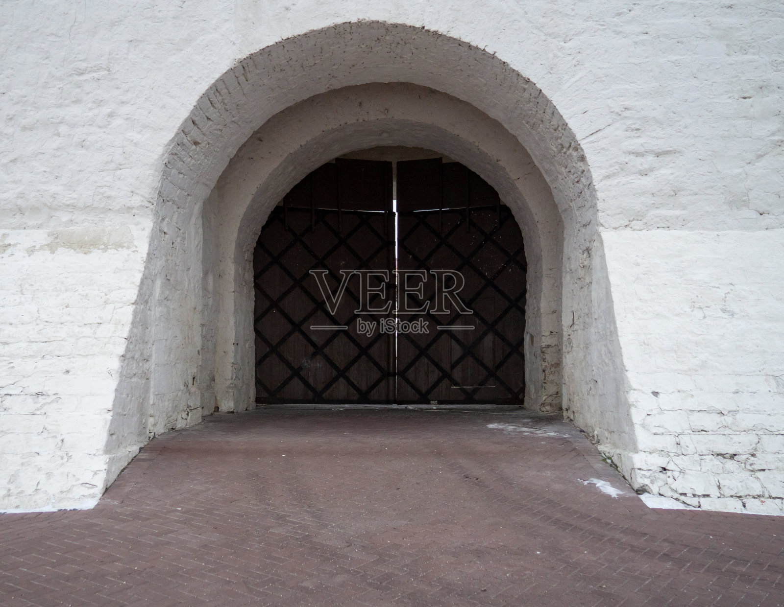 通往要塞的旧大门。一个古老的建筑。防御结构照片摄影图片