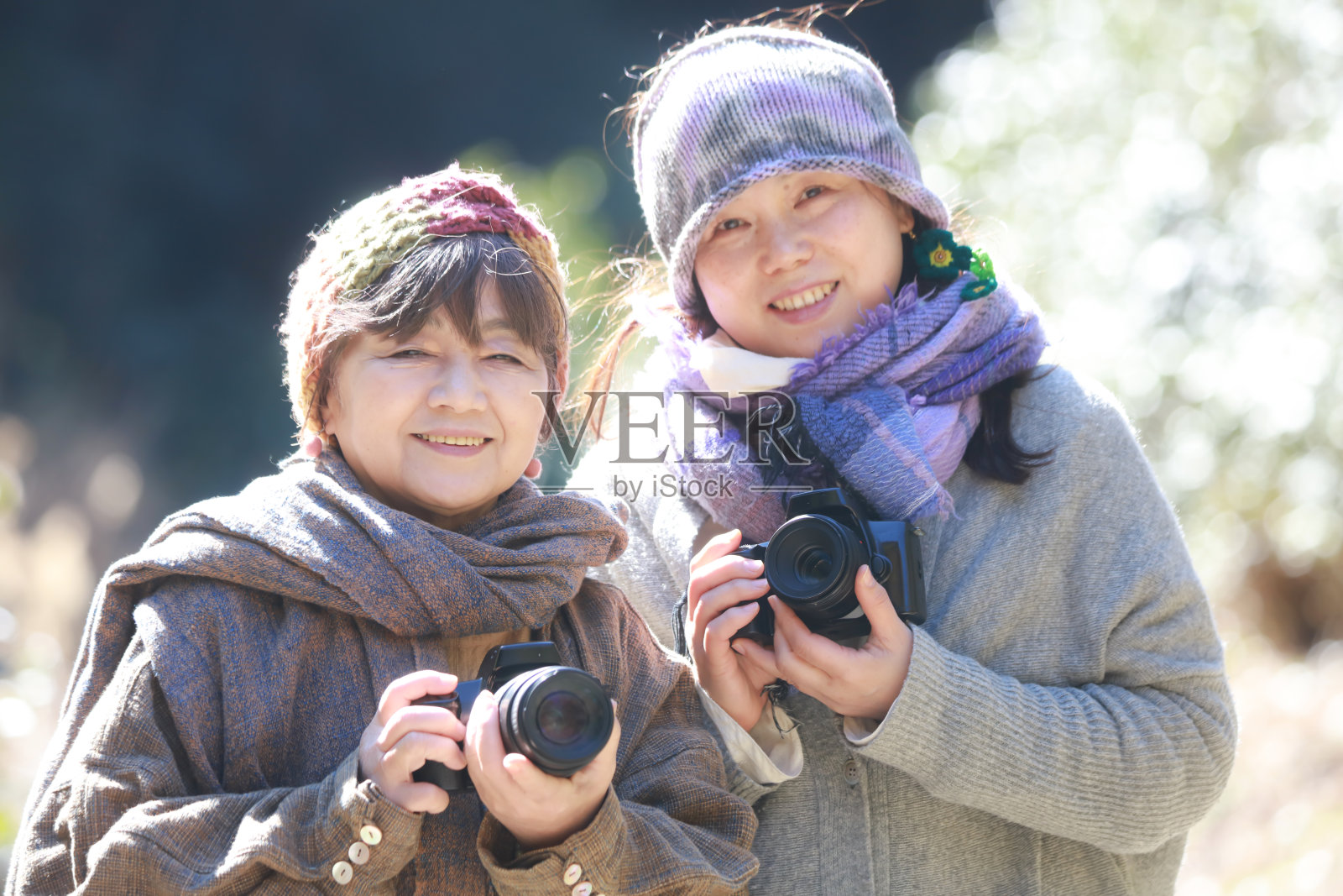 正在拍照的女人照片摄影图片