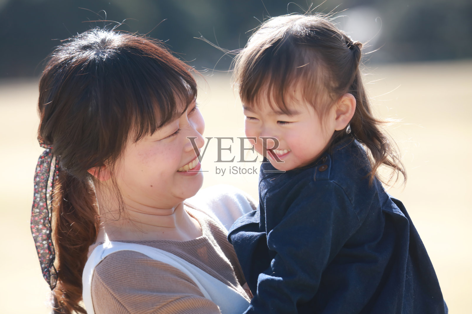 微笑的父母和孩子照片摄影图片