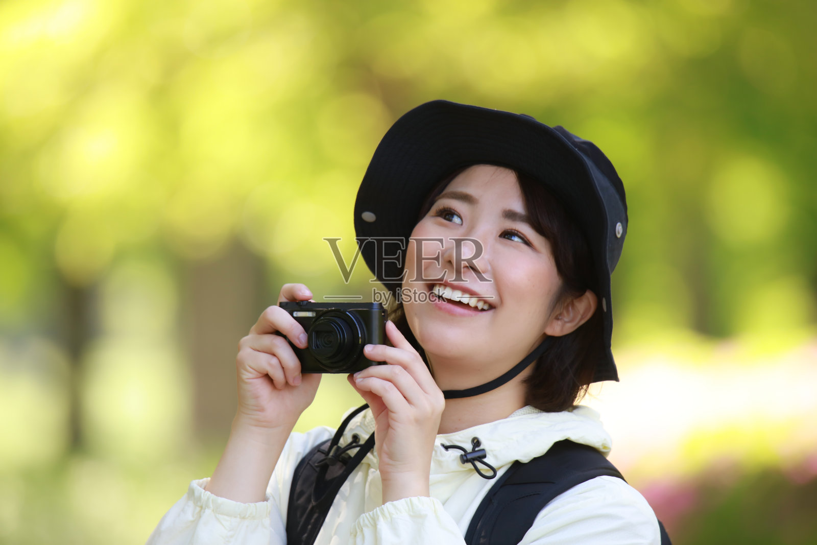 手持小型数码相机的女性照片摄影图片