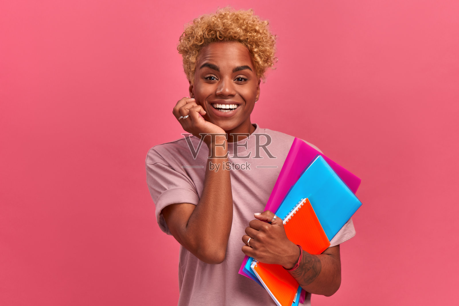 情绪开朗的非洲裔美国学生女孩拿着笔记本照片摄影图片