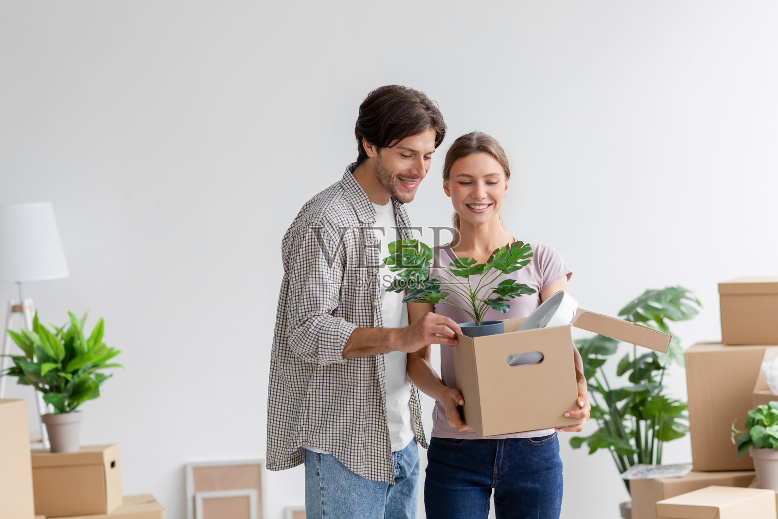 快乐的千禧一代欧洲男女在休闲时喜欢把行李打包在纸板箱里照片摄影图片