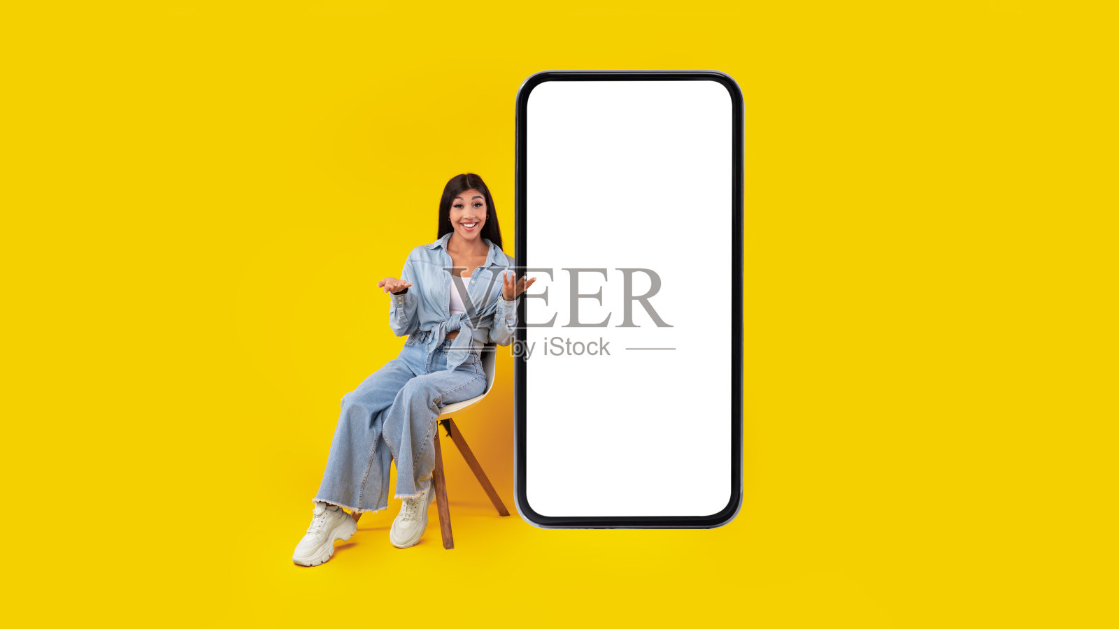 快乐的女士呈现大的白色手机屏幕照片摄影图片