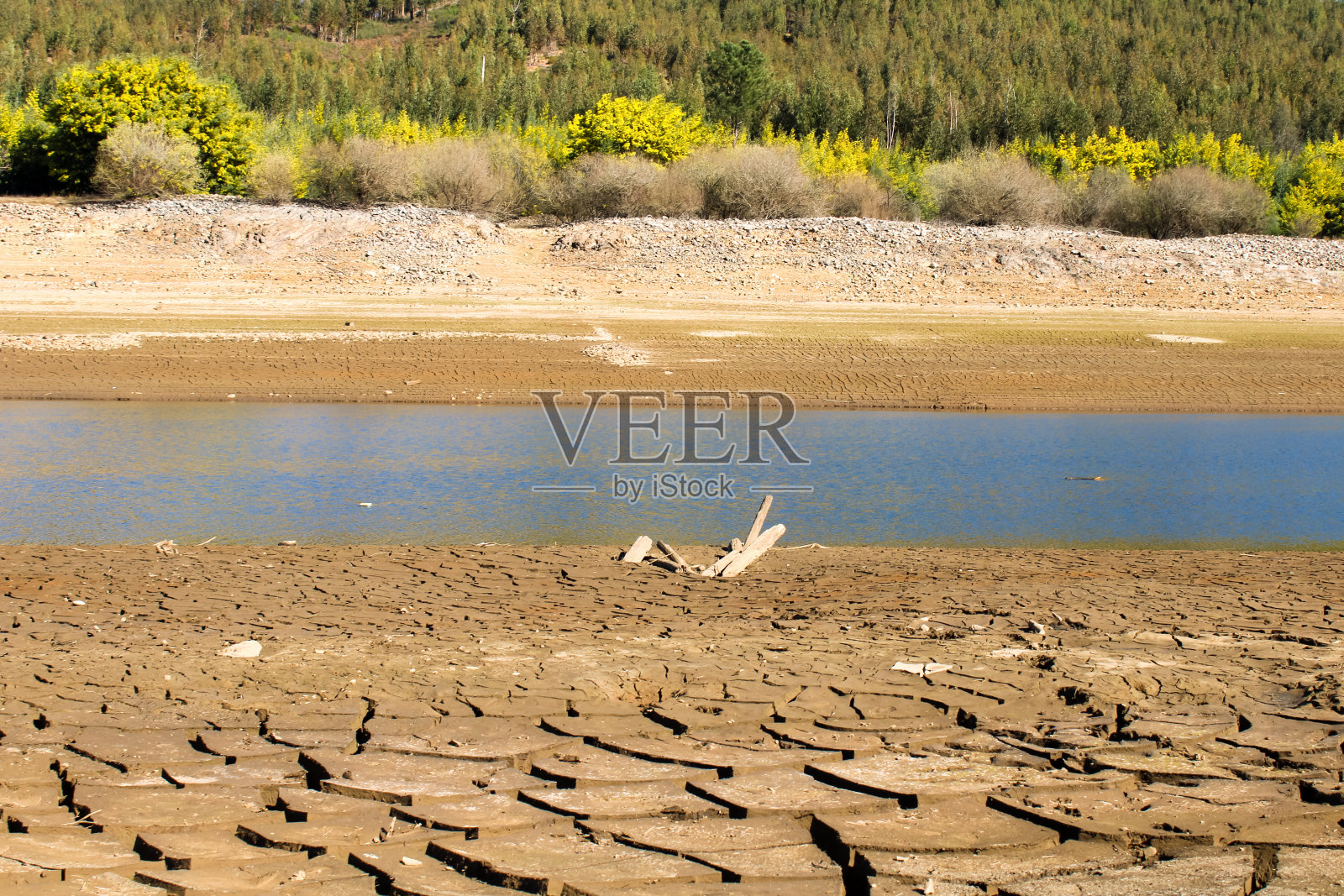阿尔热岛，Figueiró dos Vinhos，葡萄牙，2022年2月20日:葡萄牙中部严重干旱导致阿尔热岛干涸。照片摄影图片