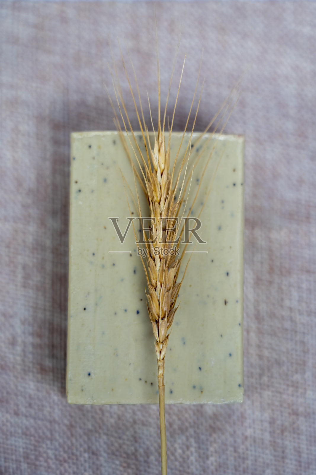 天然草本自制小麦肥皂。照片摄影图片