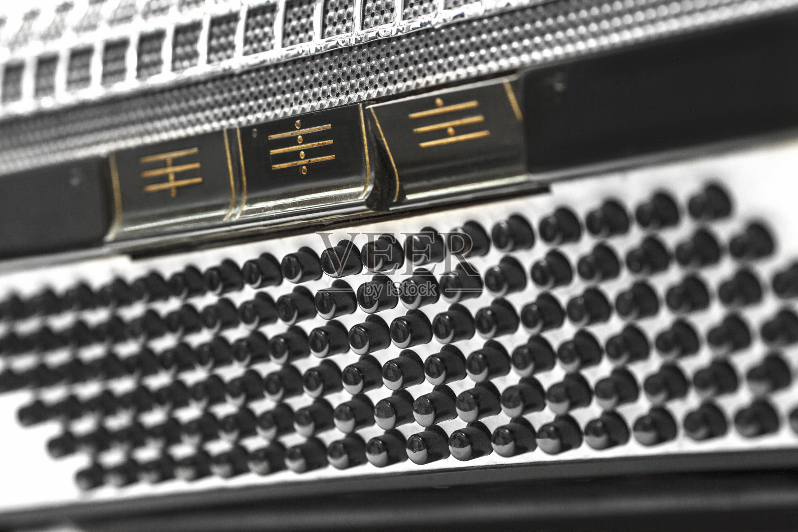 旧的黑色120低音手风琴覆盖在木结构背景上的灰尘照片摄影图片