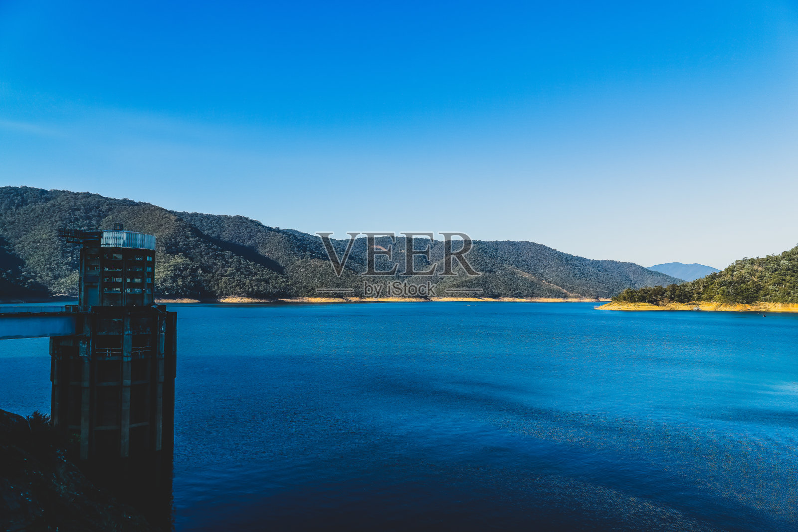 澳大利亚艾尔登湖上的一座废弃建筑。照片摄影图片