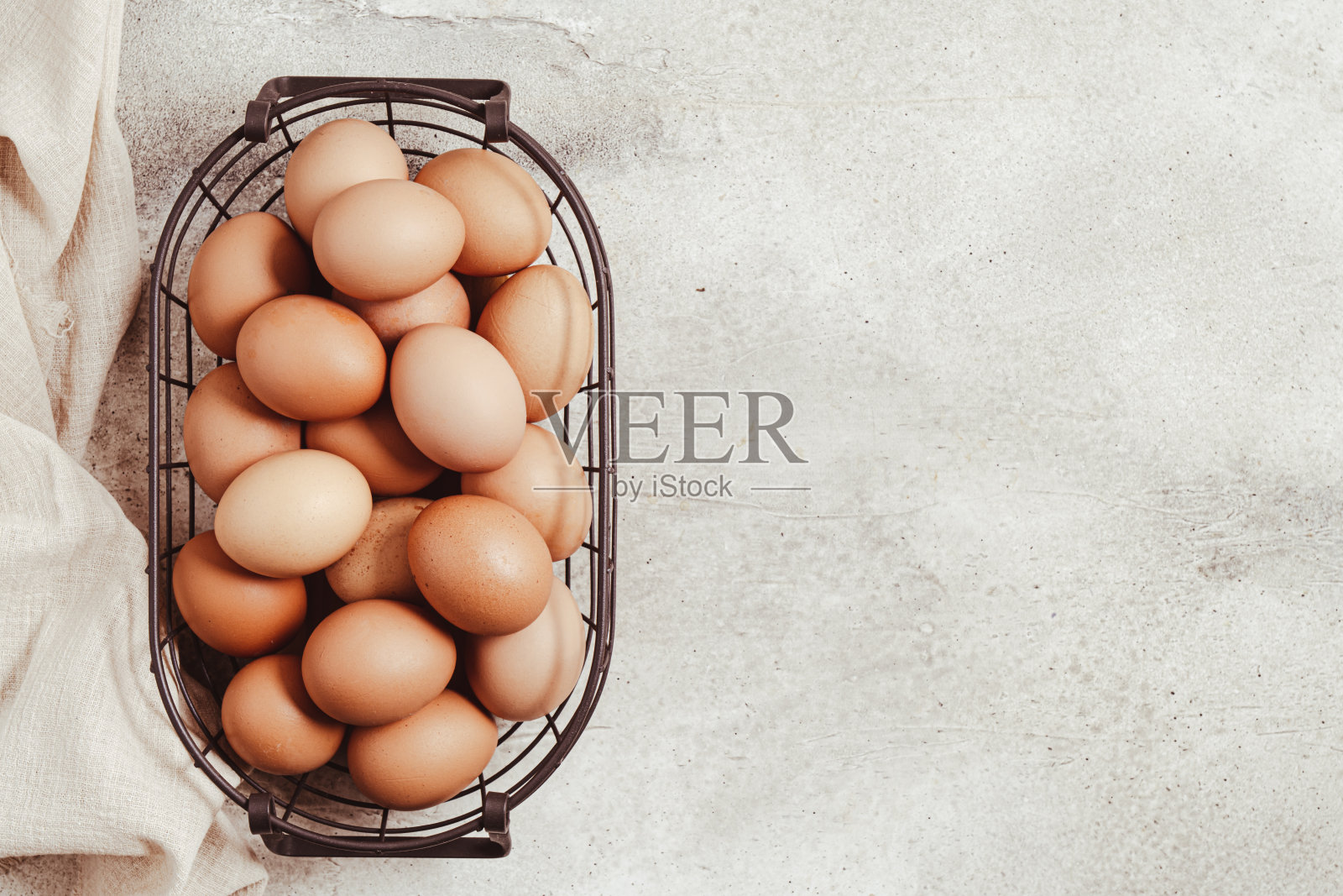 鸡蛋放在有复制空间的有线篮子里照片摄影图片