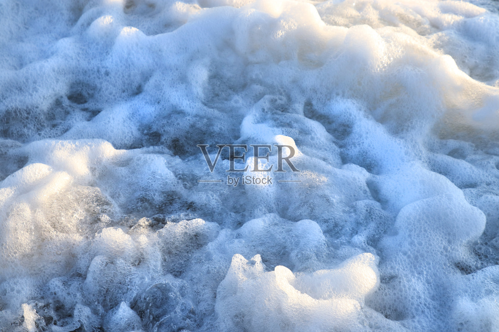 不安分的水。动荡的大海。大海里的大浪。蓝色的海浪带着白色的泡沫。深海水浪。波涛汹涌的大海。照片摄影图片