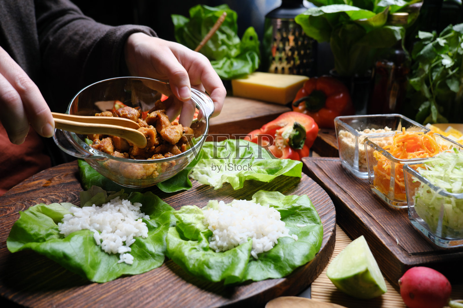 准备生菜包照片摄影图片