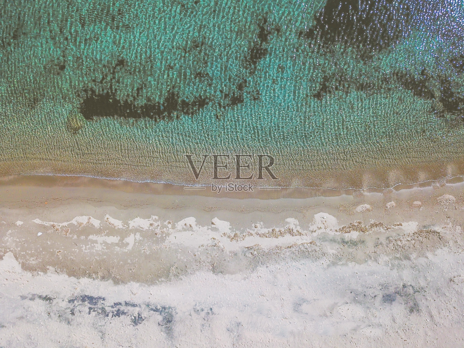 空中无人机拍摄的美丽的绿松石海。照片摄影图片