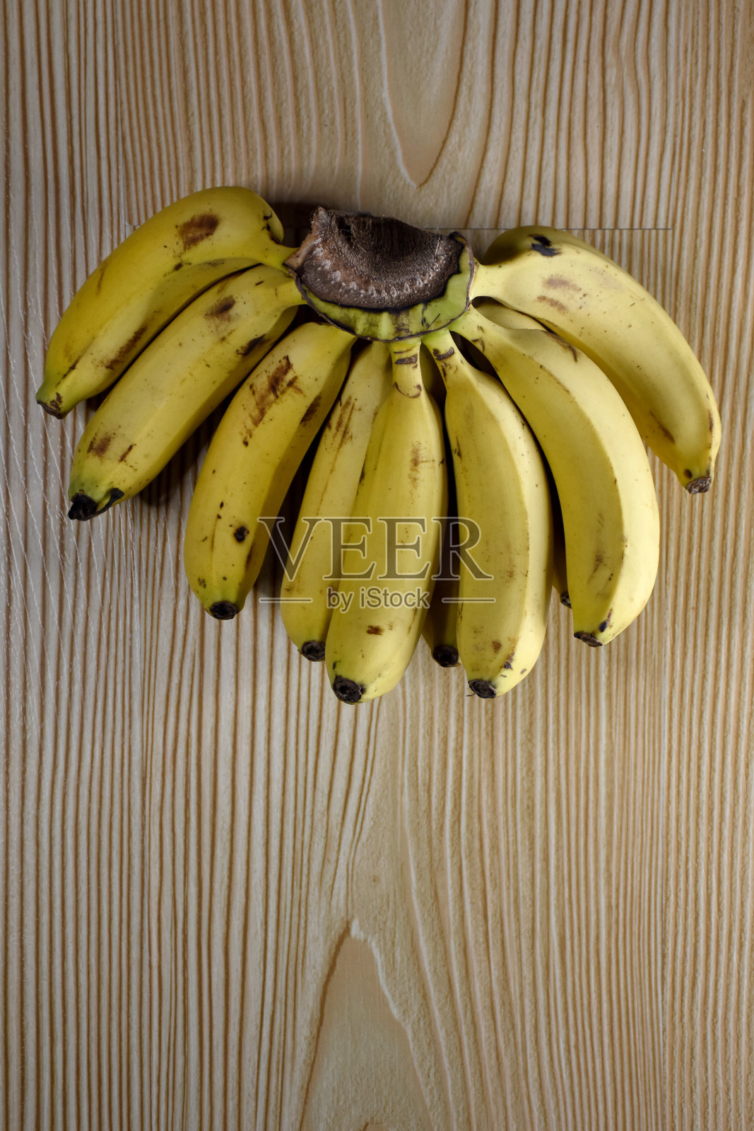 香蕉在木桌的背景上照片摄影图片