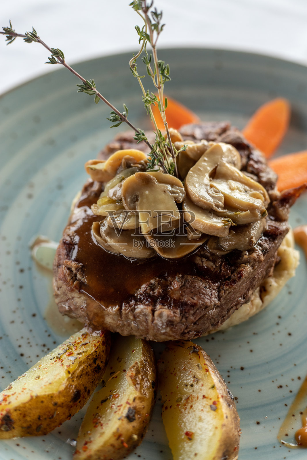 香菇牛排配土豆泥茄子照片摄影图片