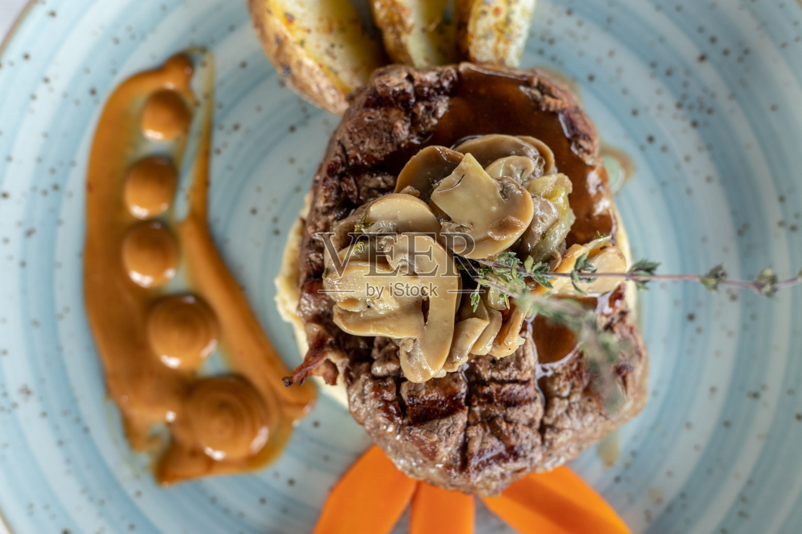 香菇牛排配土豆泥茄子照片摄影图片