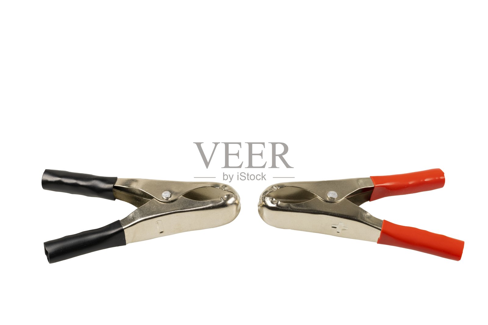 近距离看两个剪辑充电电池孤立在白色背景。照片摄影图片