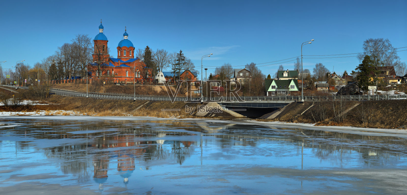 湖、路、教堂的春天全景照片摄影图片