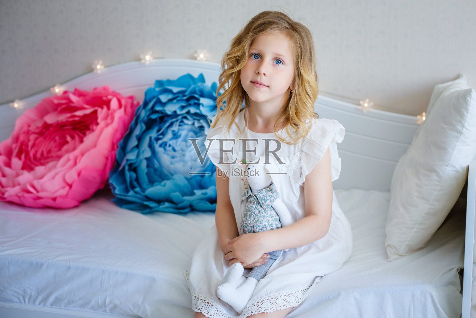 可爱的小女孩梦想成为公主照片摄影图片