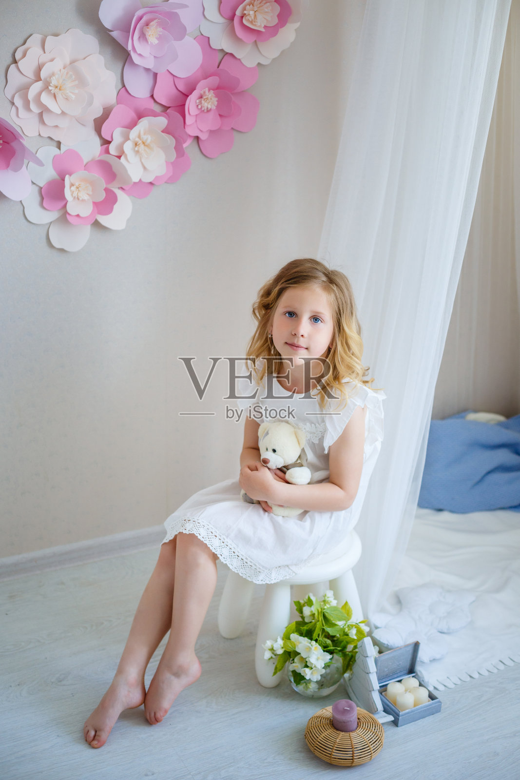 可爱的小女孩梦想成为公主照片摄影图片