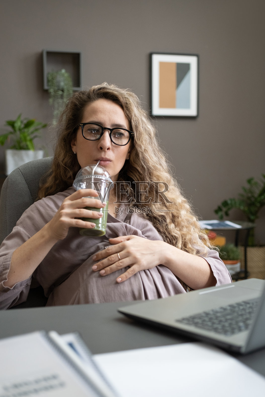 怀孕的年轻女商人在工作照片摄影图片