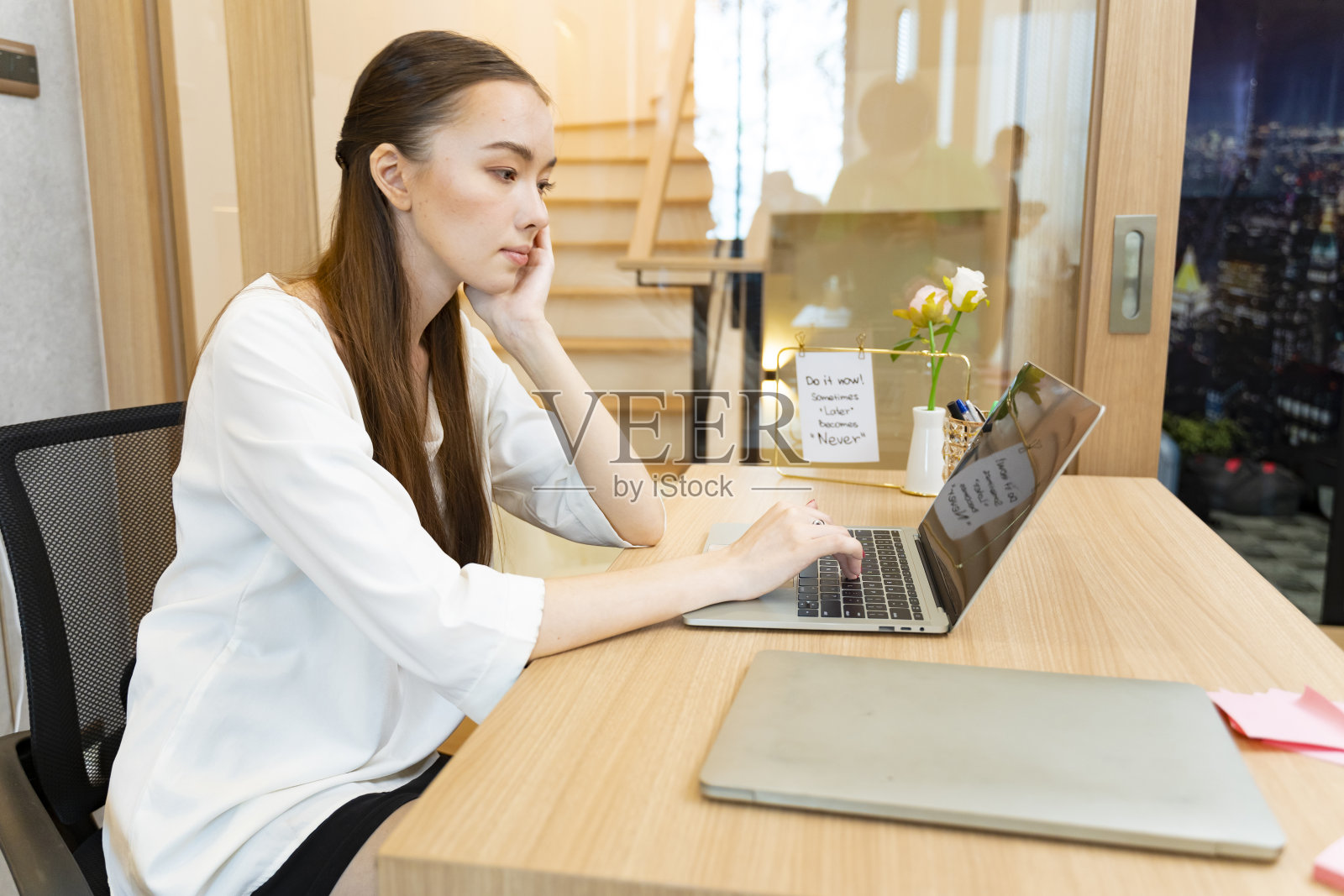 美丽的白人妇女在家在线工作，在新的正常生活方式变化期间，在商业家庭办公室的社交距离政策照片摄影图片