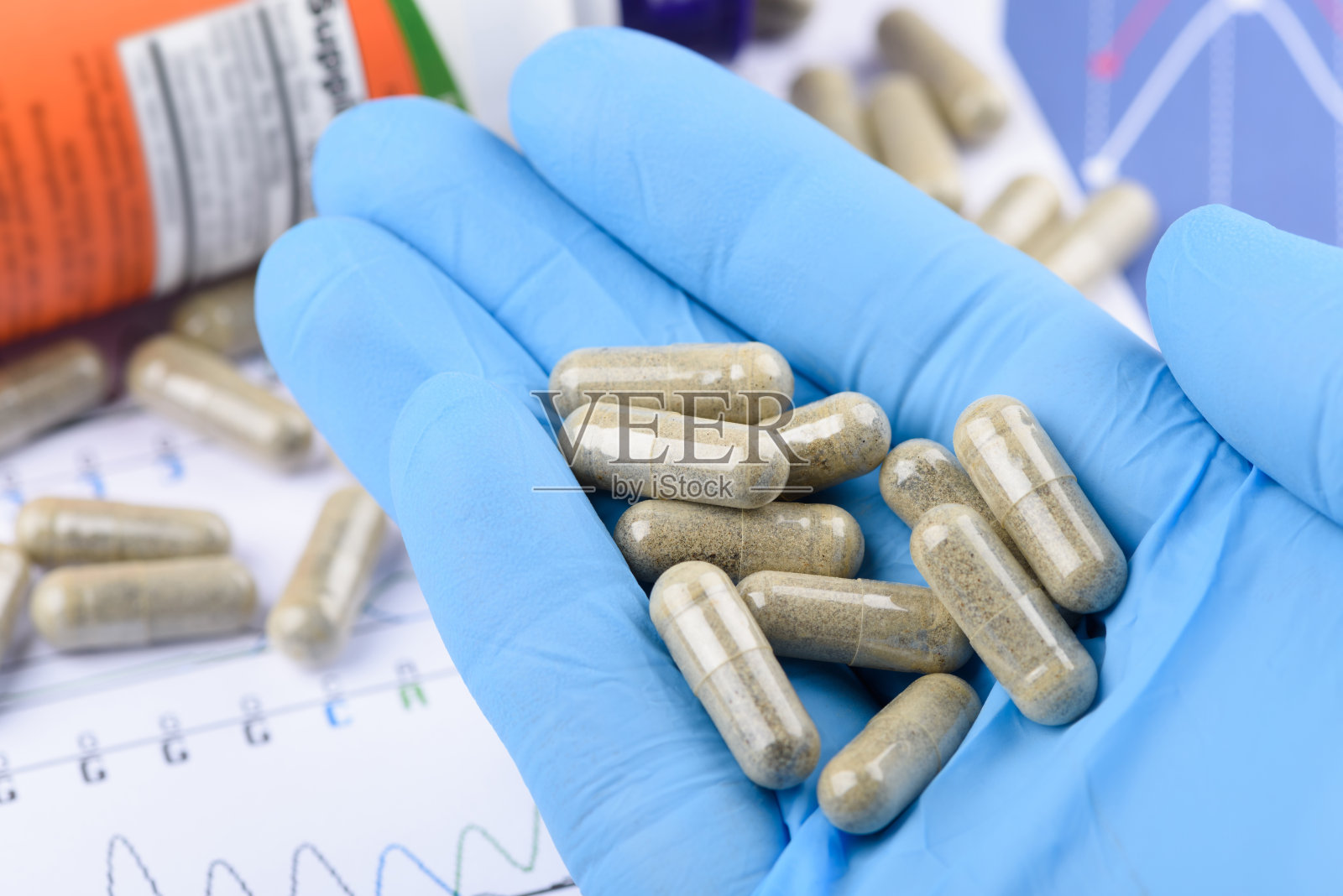 在科学家手中补充胶囊照片摄影图片