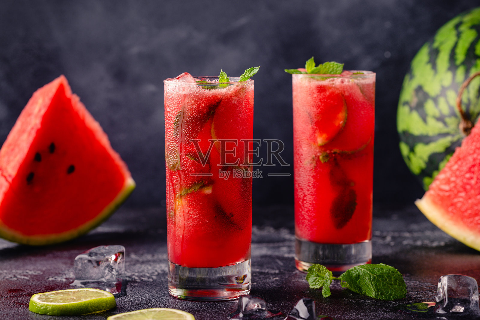 西瓜含酒精或不含酒精的鸡尾酒，莫吉托鸡尾酒配薄荷和青柠。照片摄影图片