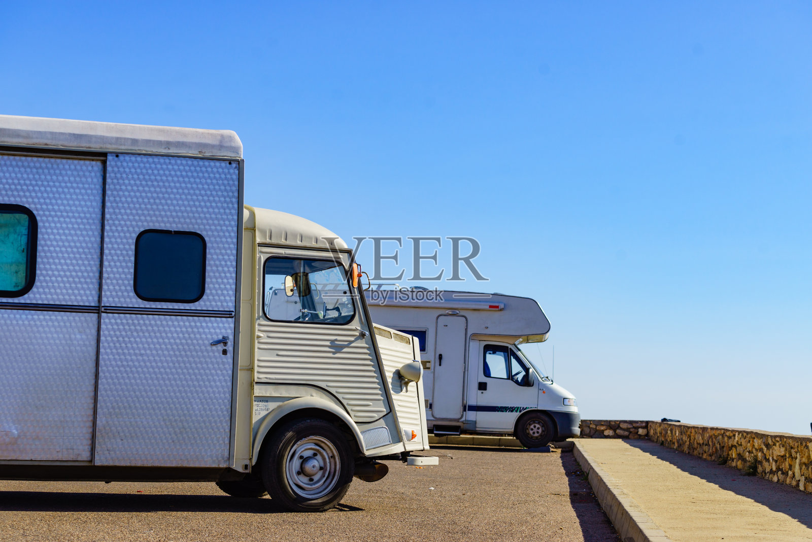 海边的老式大篷车露营照片摄影图片