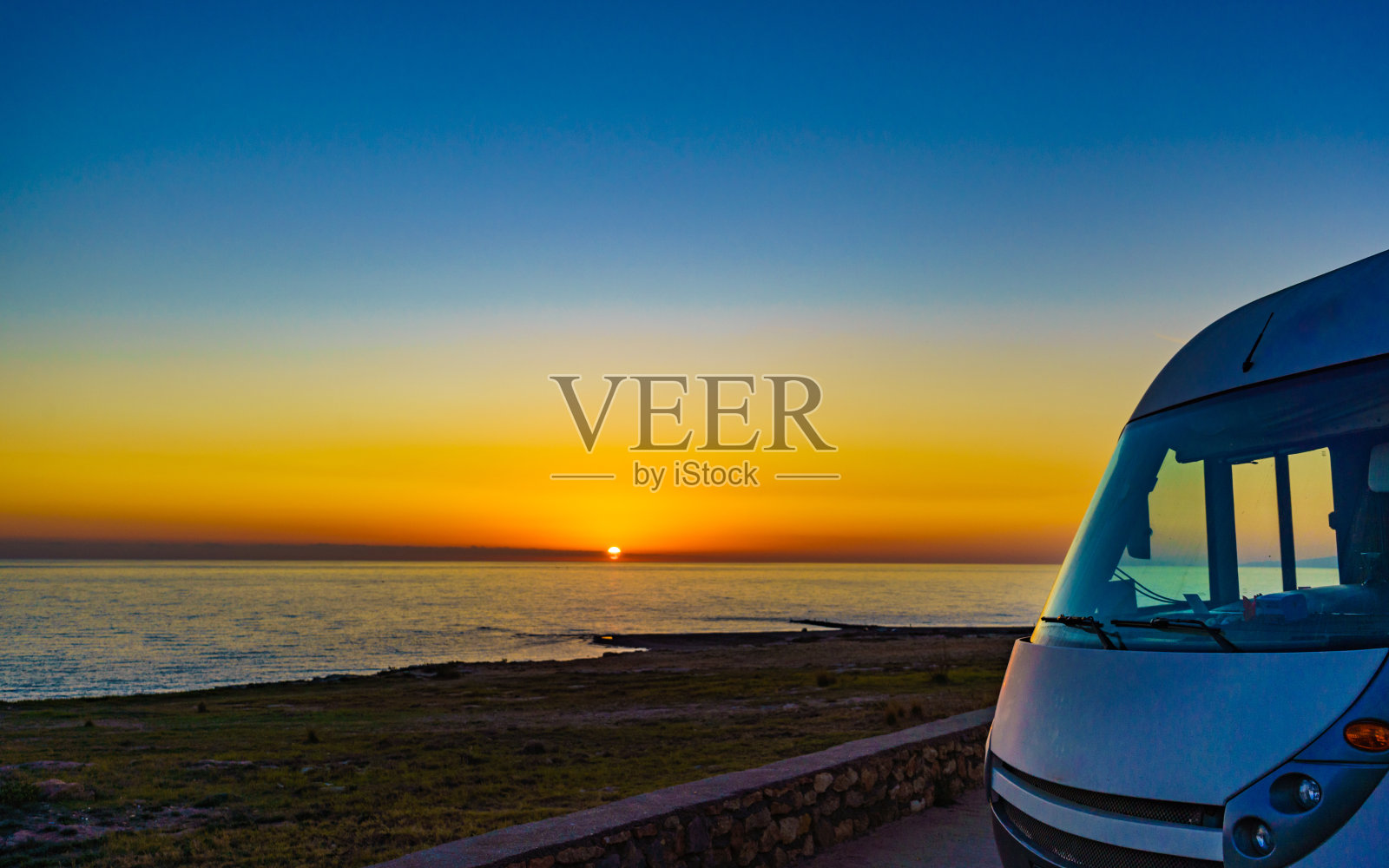 日落时分海上露营车照片摄影图片