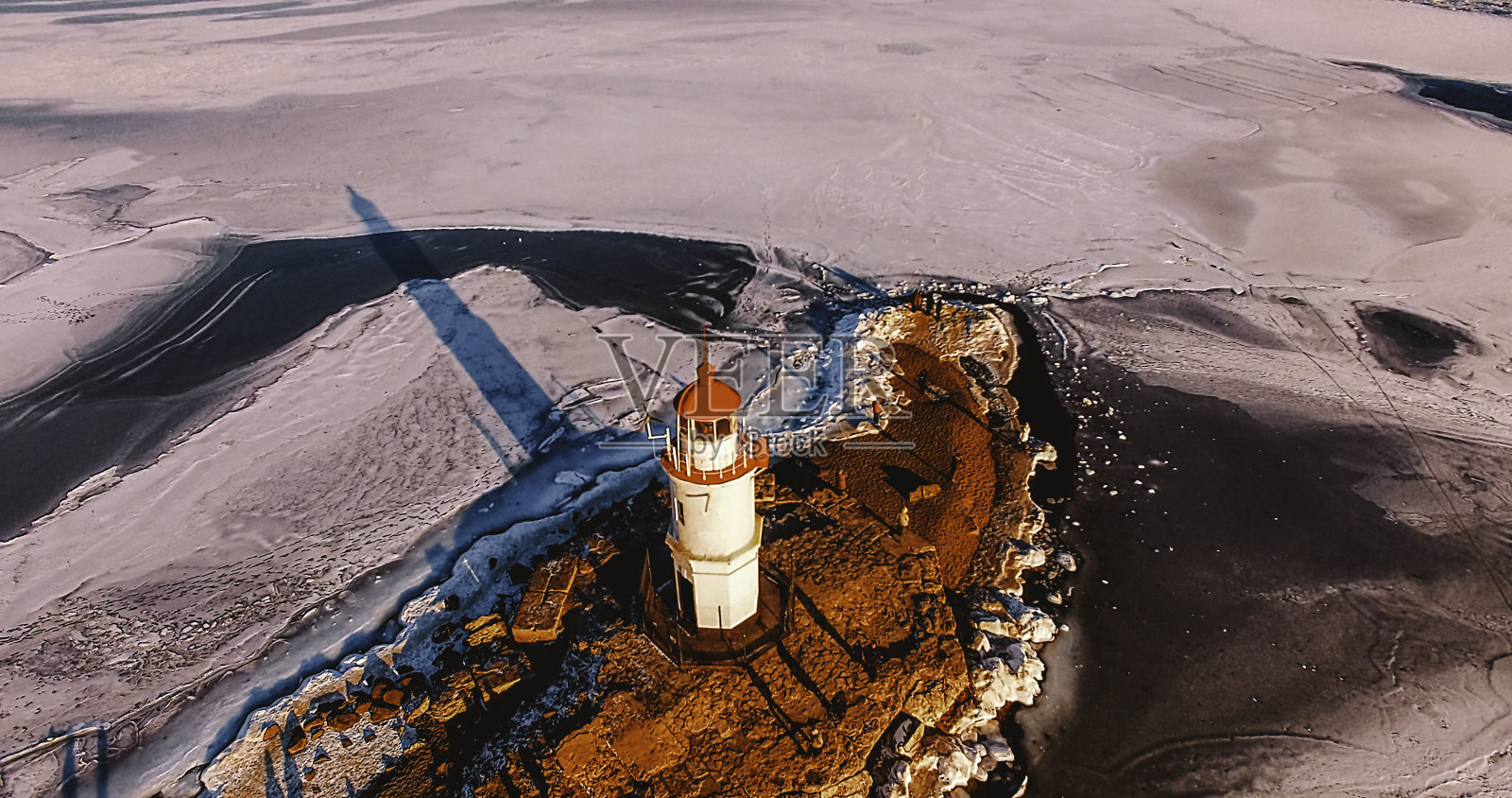 冬天的托卡列夫斯卡亚科什卡岛的海上灯塔。照片摄影图片