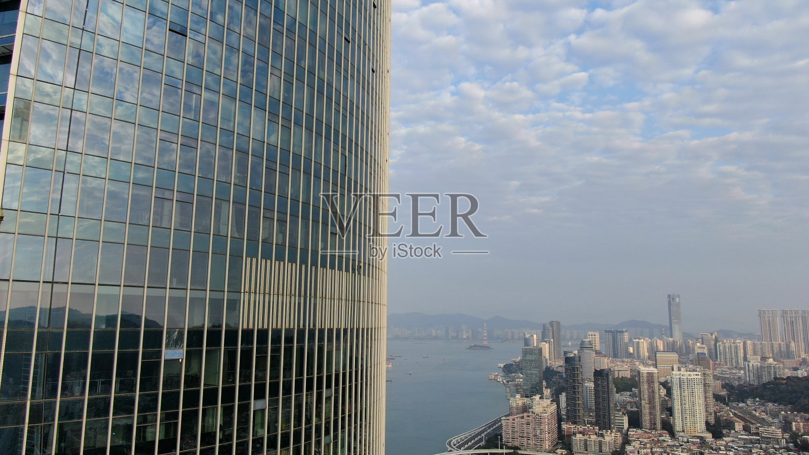 城镇多云天气照片摄影图片