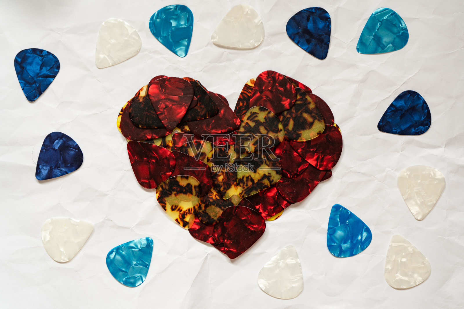 吉他拨片组成的心形照片摄影图片