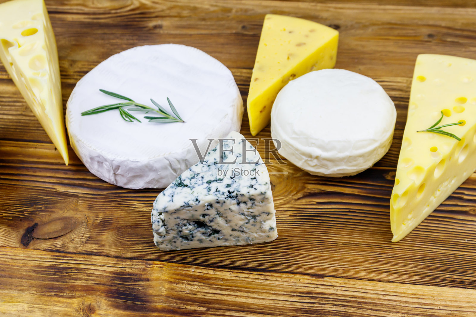木桌上各种各样的奶酪照片摄影图片