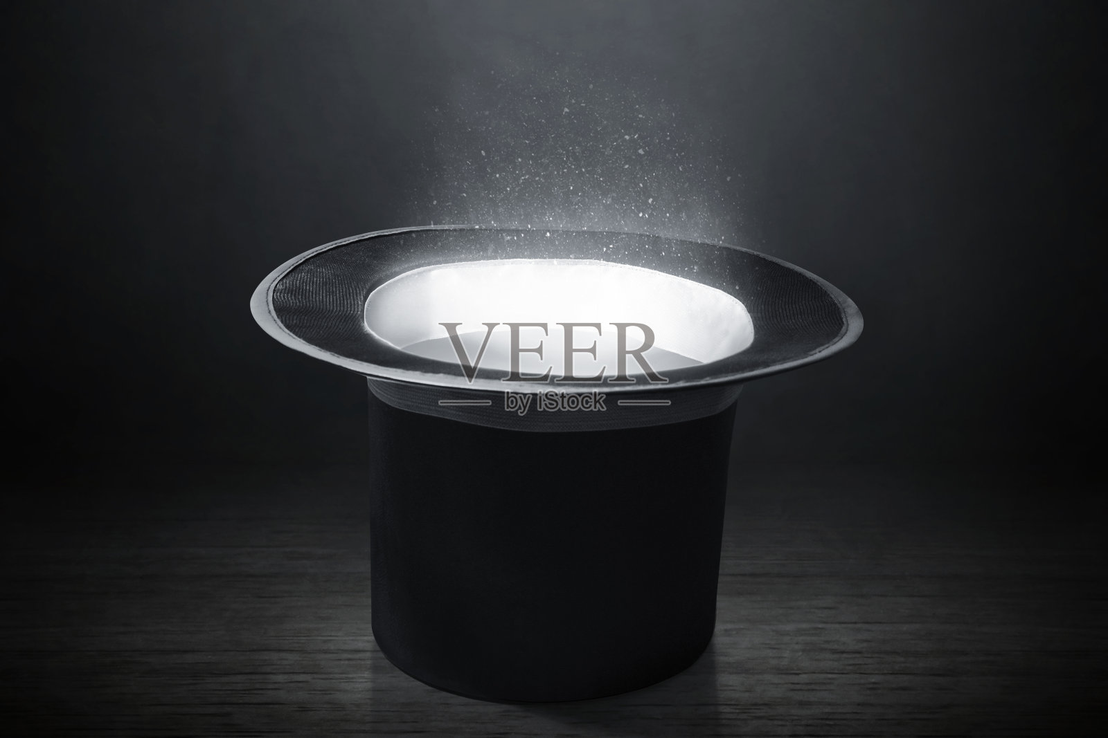 魔术师的帽子在黑暗的背景照片摄影图片