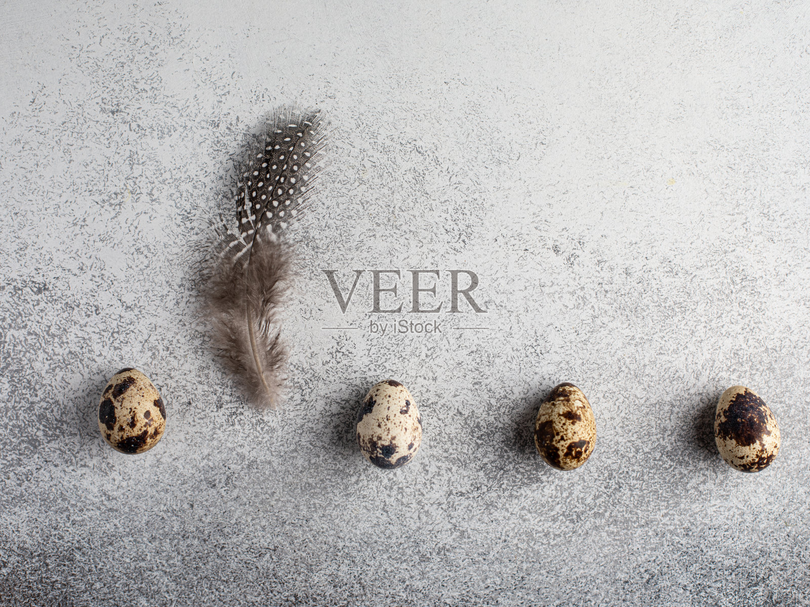 鹌鹑蛋装饰羽毛有机新鲜食品照片在乡村农场农业风格。顶视图flatlay照片摄影图片