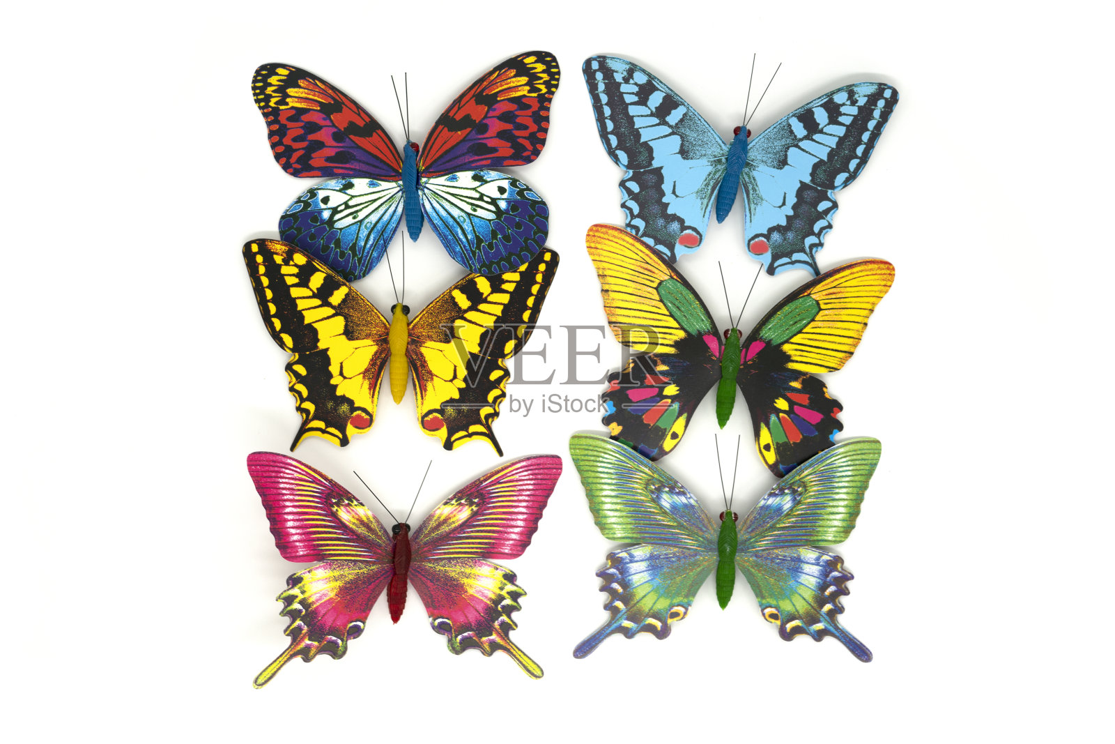 特写的塑料彩色玩具蝴蝶孤立在白色。照片摄影图片