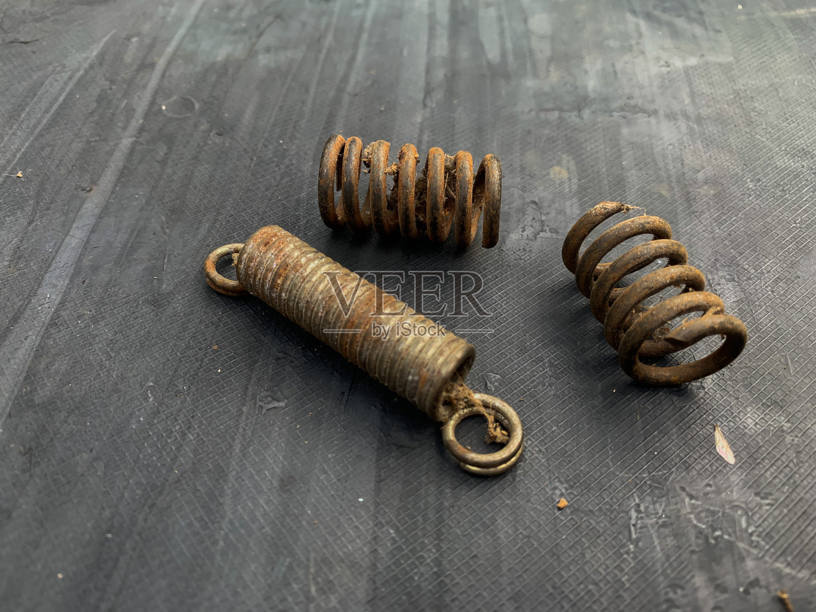 生锈的弹簧铁在灰色的背景照片摄影图片