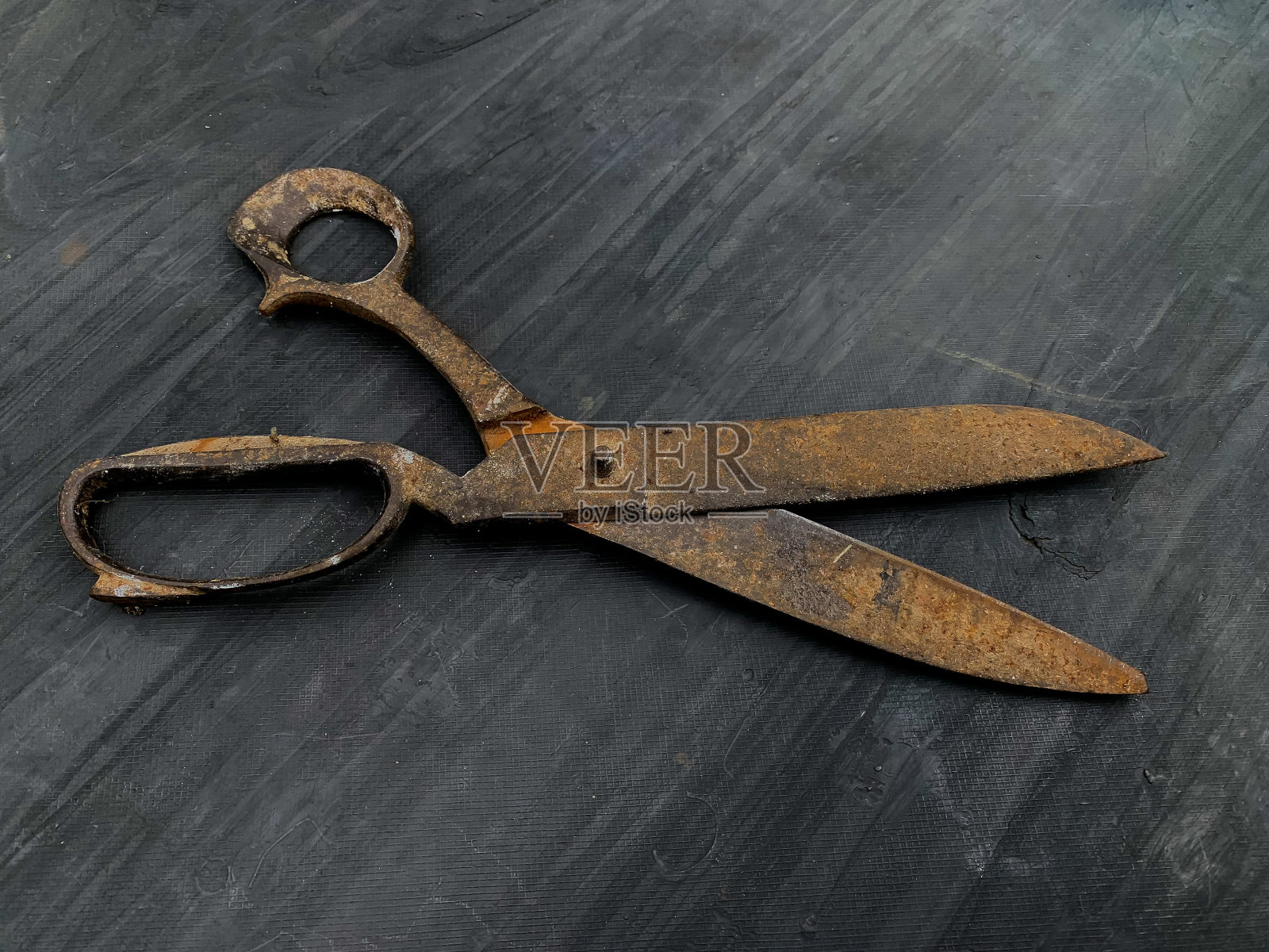 生锈的剪刀留在桌子上照片摄影图片