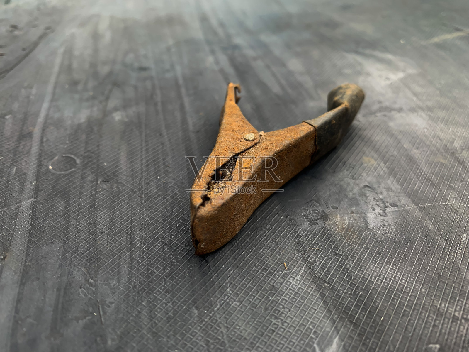 旧的生锈的电池夹，没有用过照片摄影图片