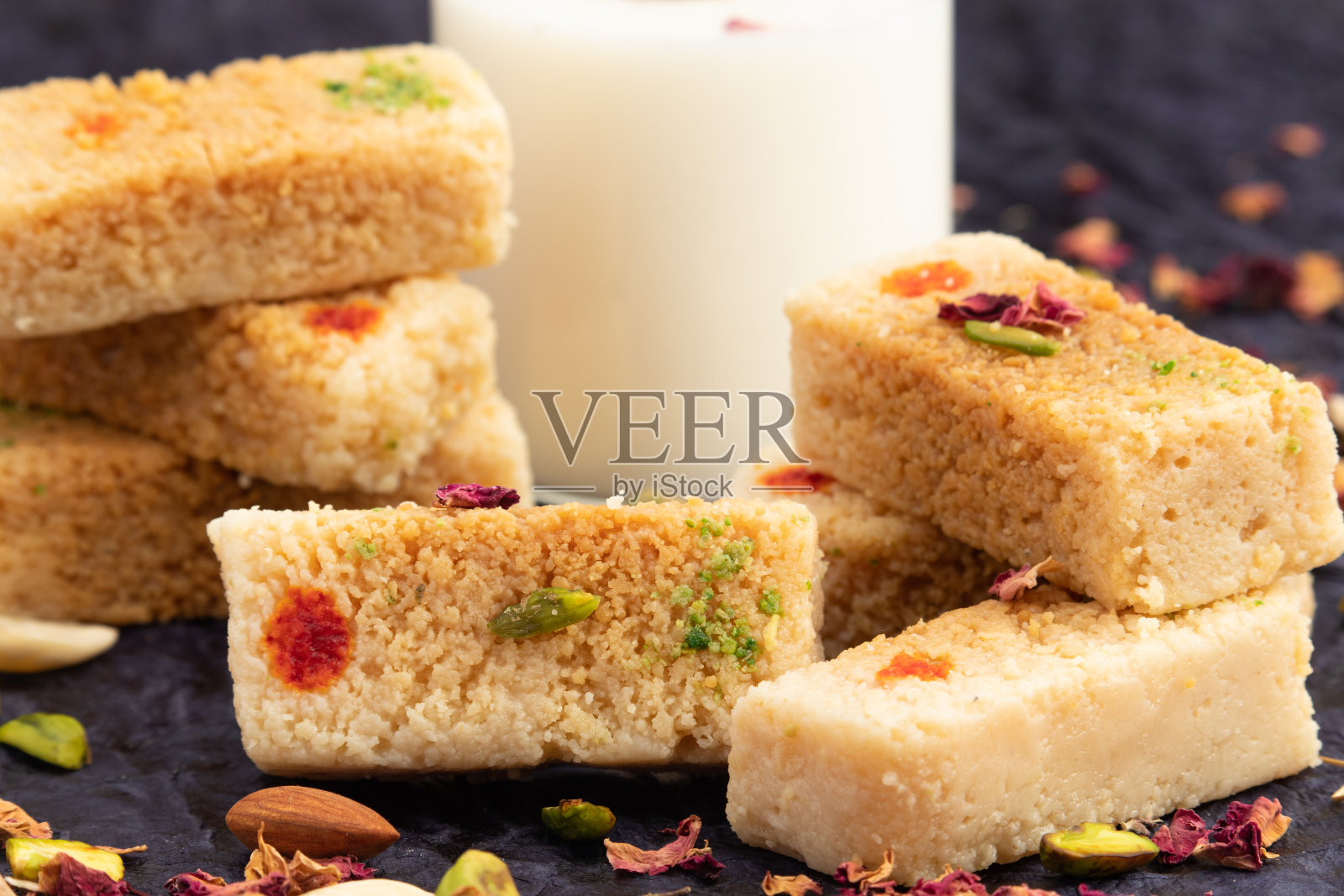Milkcake Kalakand Burfi或Alwar Ka Mawa Barfi Mithai由Khoya Mawa Malai Badam Khoa Ghee Mava Badaam Kaju Pista在Deepawali，Dussehra，Navaratri，Rakshabandhan，Rakhi Janmasthami享用照片摄影图片