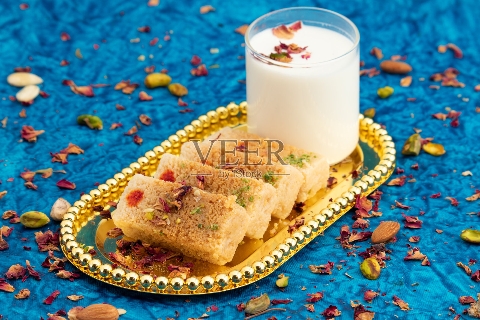 Milkcake Kalakand Burfi或Alwar Ka Mawa Barfi Mithai由Khoya Mawa Malai Badam Khoa Ghee Mava Badaam Kaju Pista在Deepawali，Dussehra，Navaratri，Rakshabandhan，Rakhi Janmasthami享用照片摄影图片