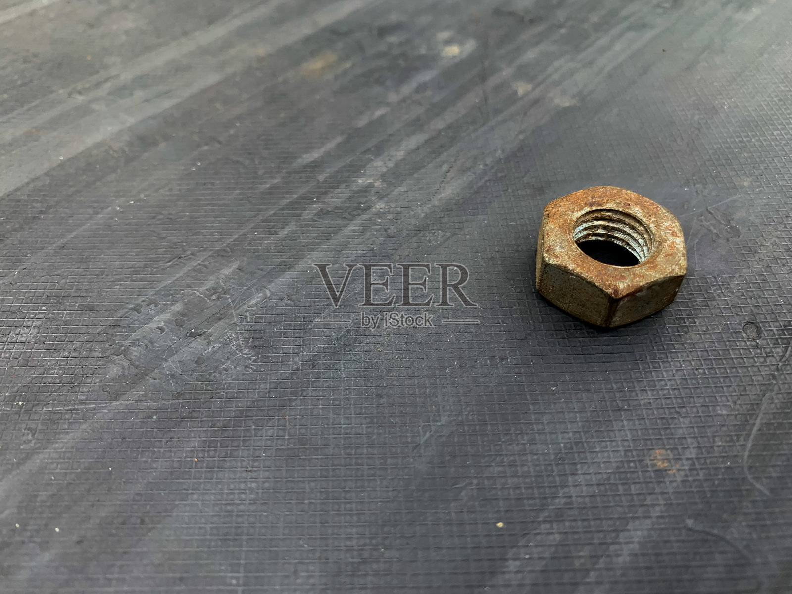 灰色背景上生锈的坚果照片摄影图片