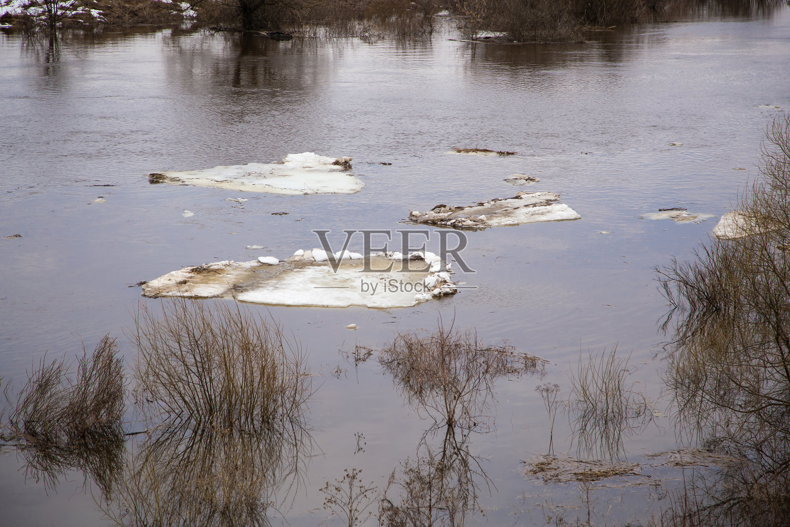 河上浮冰的特写。春天,积雪融化照片摄影图片