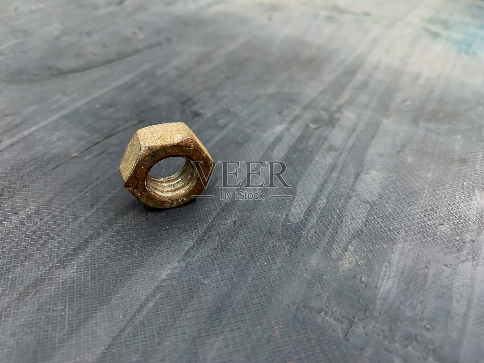 灰色背景上生锈的坚果照片摄影图片