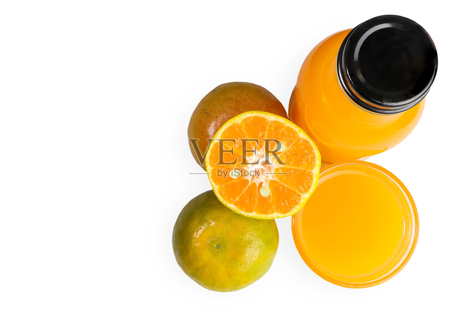 新鲜的橙汁和新鲜的橙片隔离在白色背景与复制空间。照片摄影图片