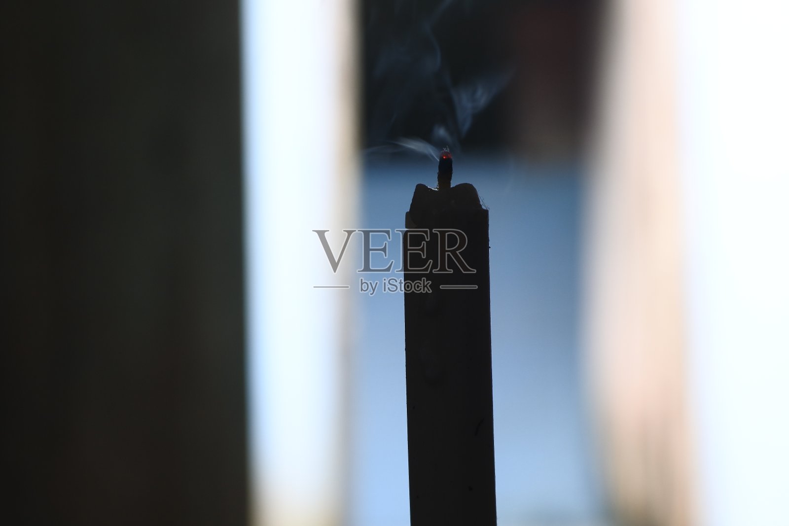 蜡烛冒出的烟，在黑暗中漂浮的白烟，大气烟，雾效应。视效元素照片摄影图片