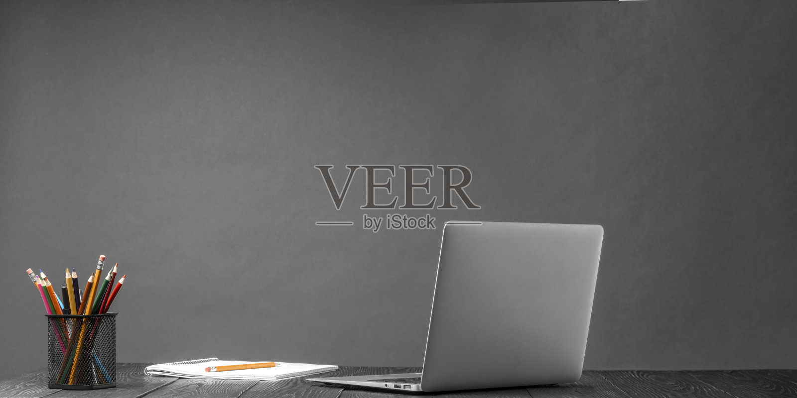 通过在线家庭教育在家上学。照片摄影图片