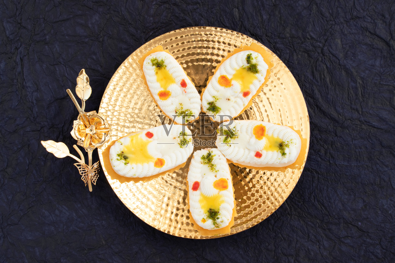 Cham Cham Mithai也被称为Rasgulla Malai Chaap, Chomchom或Rosogolla Chamcham是由牛奶，Mawa, Khoya, Pista, Kesar, Khova, Paneer, Chenna, Chhena，干果馅料和浸在Chasni照片摄影图片