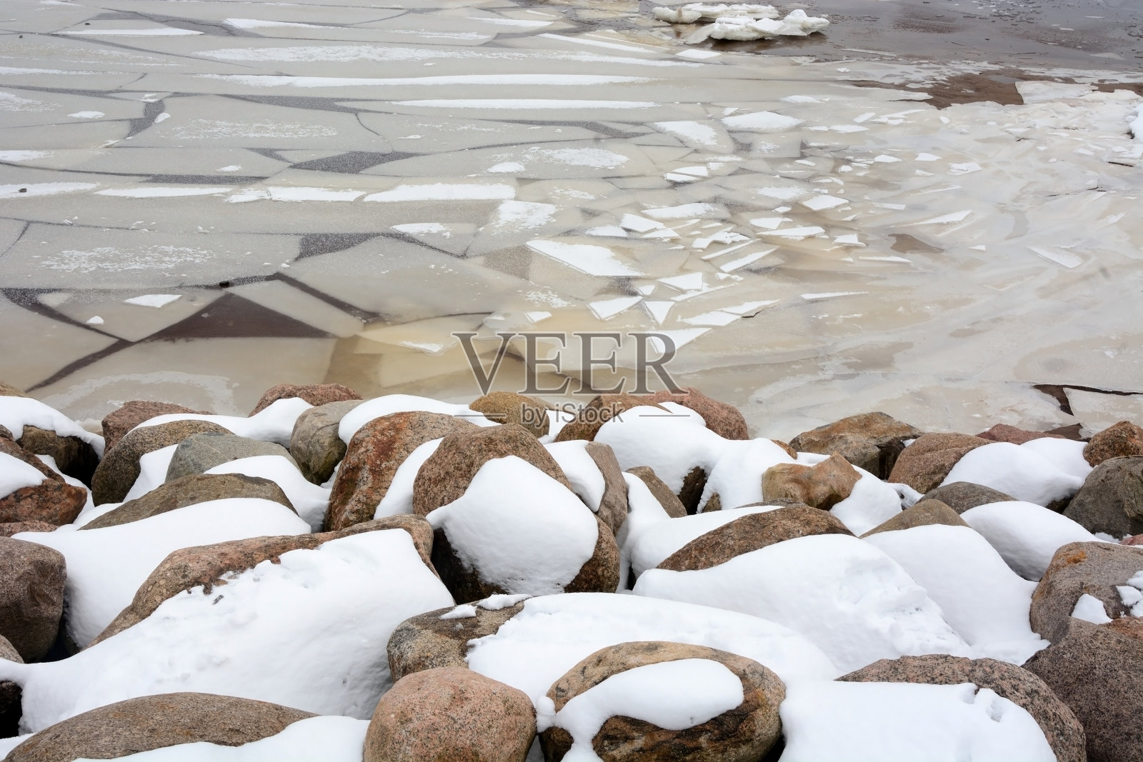 芬兰海湾冰冻的海岸，有一种奇怪的冰形式。采列诺戈尔斯克，俄罗斯，春季，破冰时期照片摄影图片
