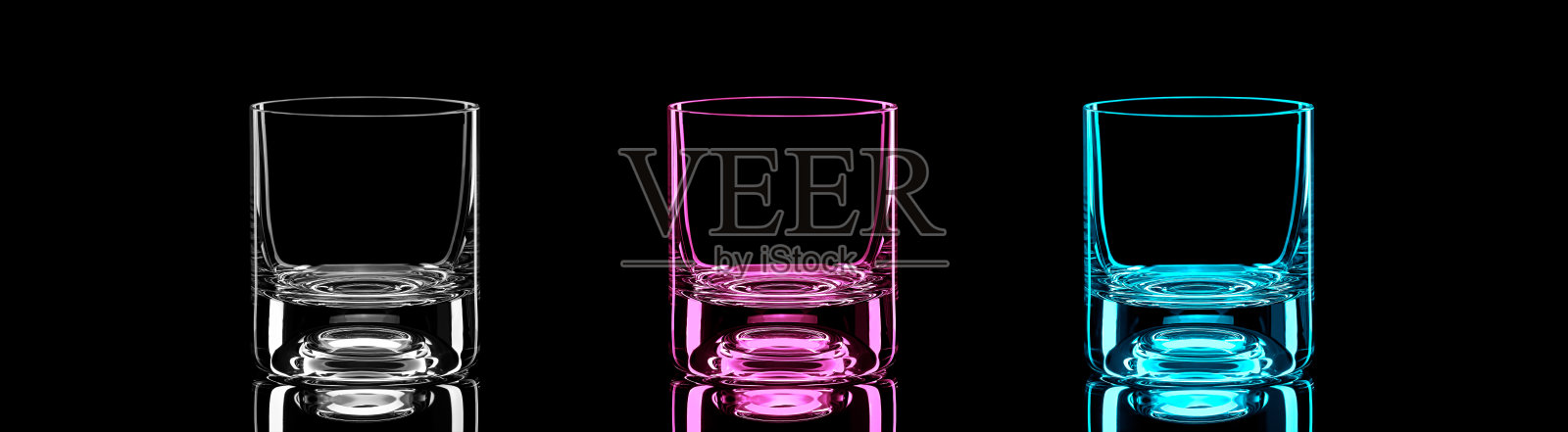 三个威士忌或伏特加酒饮料杯的剪影，被彩色霓虹灯照射在黑色的背景上照片摄影图片